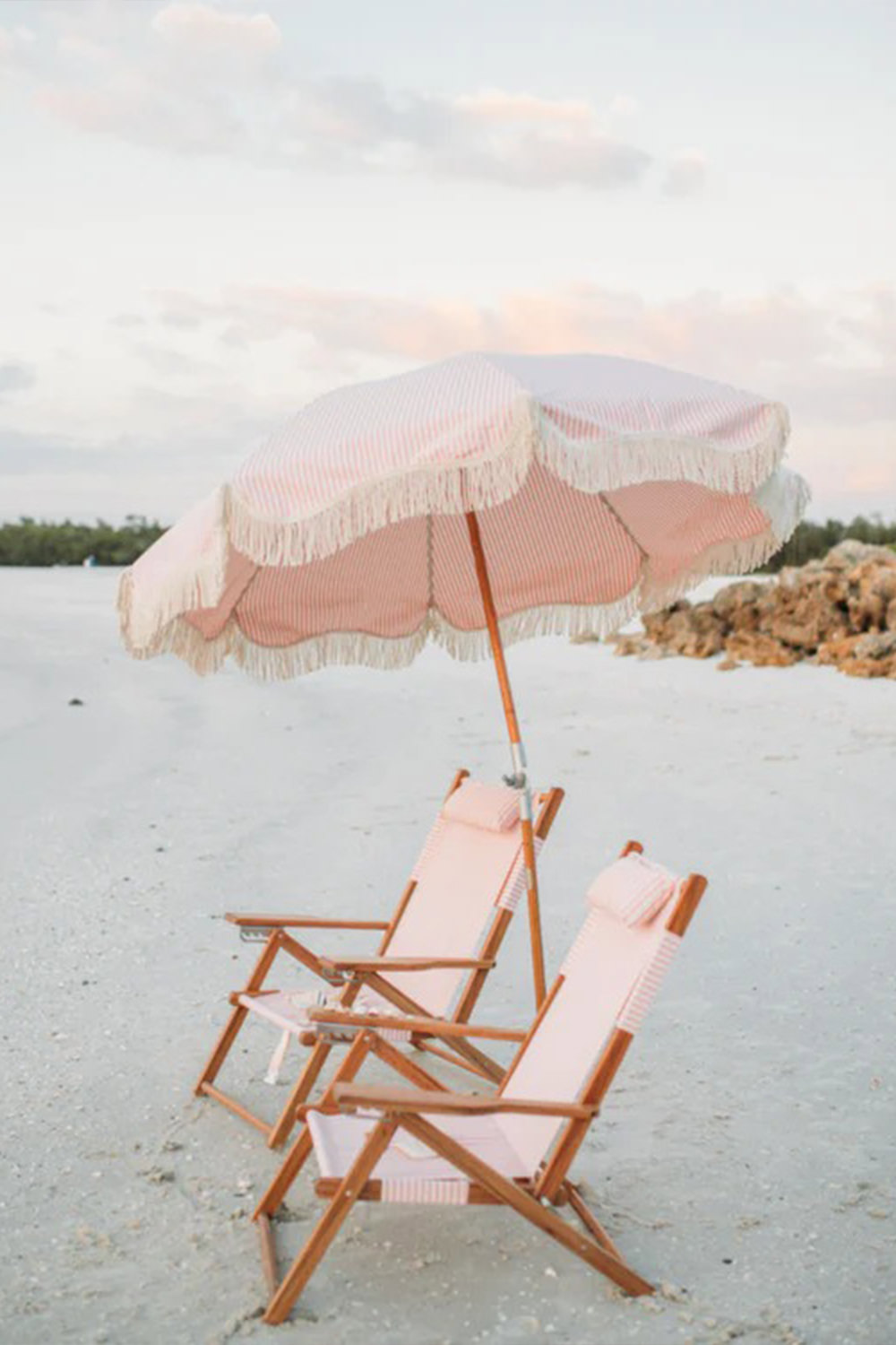כיסא חוף טומי ורוד עם ידיות מעץ BUSINESS AND PLEASURE